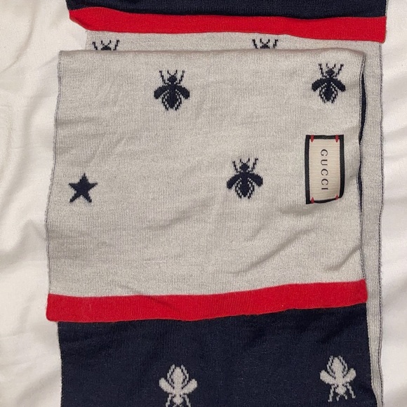 Gucci scarf bee print navy blue on one side white on the other with a red trim. - Picture 4 of 4
